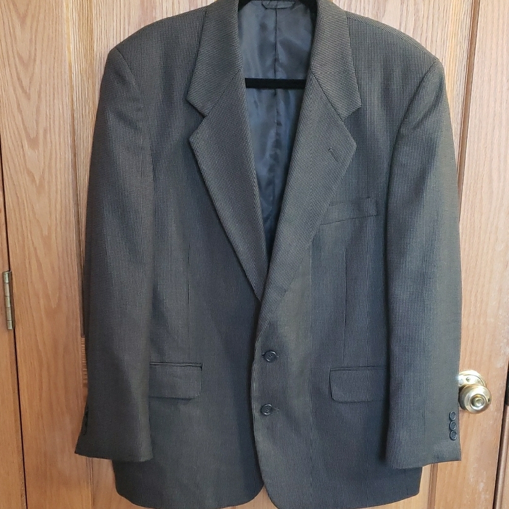 Brown and Tan Sport Coat with Notched Lapels and Textured Fabric